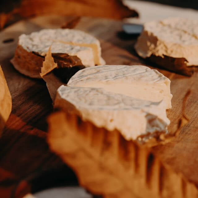 Mothais sur feuille fromage de chèvre au lait cru sur feuille de chataignier sur un présentoir