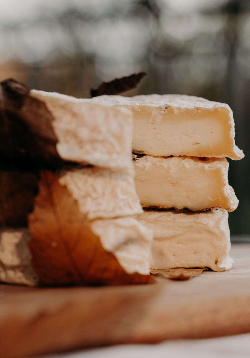 Fromage de chèvre Mothais sur feuille coupé laissant apparitre sa texture crémeuse